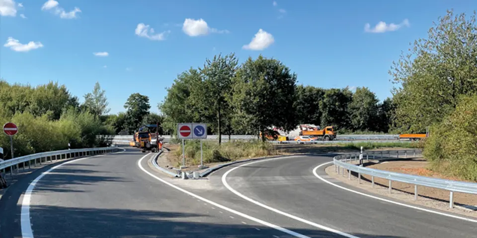 Neue Schutzplanken für die A 21 